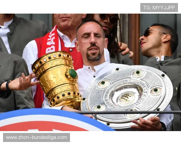 德甲历史博物馆巡展至东京，展出来自德国珍贵奖杯