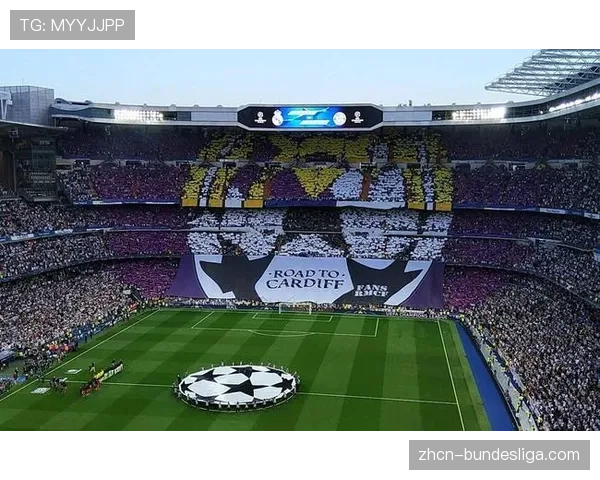 现场：马竞主场球迷展示巨型TIFO，纪念球队首次闯入欧冠决赛十周年